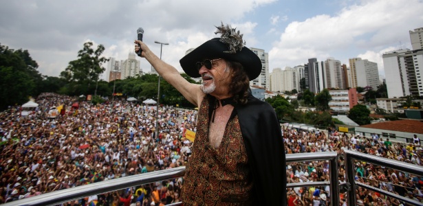 Alceu Valença canta sucessos como "Anunciação" e "Diabo Louro" no desfile no Ibirapuera, dia 30.